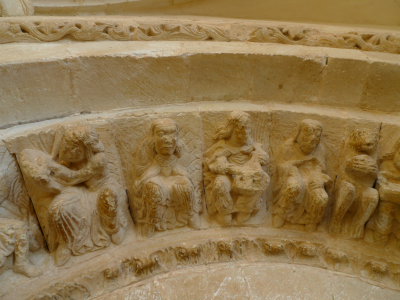 Algunos personajes de la arquivolta de la portada de la iglesia igrexa de la Asunción de Perazancas