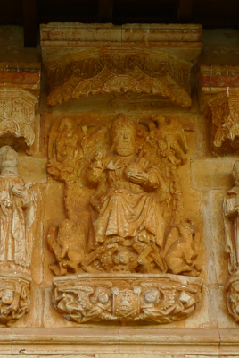 Pantocrátor, no centro do friso da porta principal da igrexa da Asunción, en Pisón de Castrejón