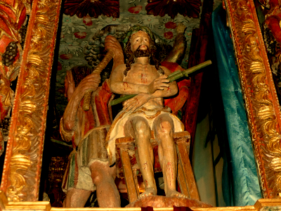 Igrexa de Santa Cruz de Baldomar. Coroación de espiñas nun lateral do retablo maior