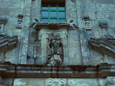 Imaxe de San Martiño na fachada da igrexa
