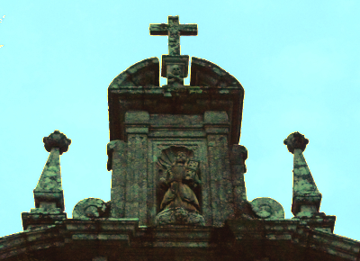 Imaxe de Santa Bárbara na fachada da igrexa
