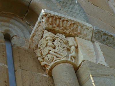 Capitel de Adán y Eva en la ermita de Santa Eulalia no Barrio de Santa María
