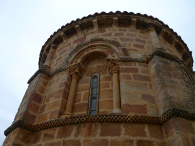 Fiestra en el ábside de la iglesia de San Vicente, en Becerril del Carpio