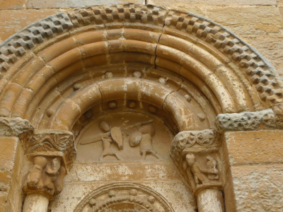 Ventana lateral de la iglesia del Salvador de Pozancos