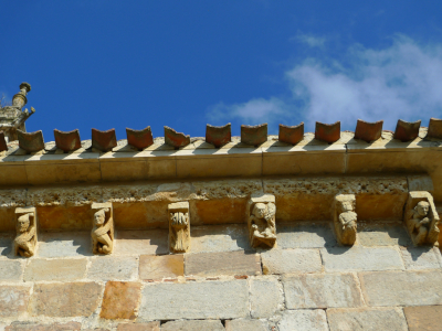 Canecillos en la iglesia de los santos Juan y Basilisa en Rebolledo de la Torre (Burgos)