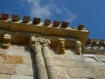 Canecillos en la iglesia de los santos Juan y Basilisa en Rebolledo de la Torre (Burgos)